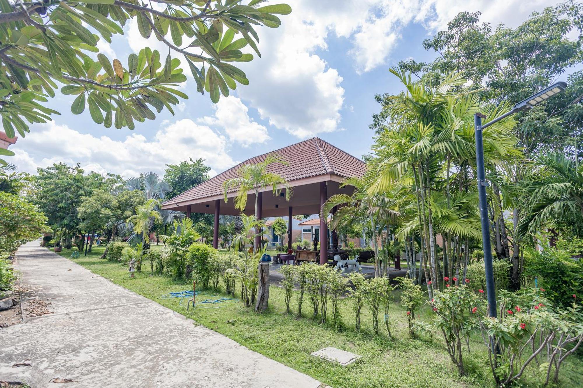 Busaya Resort & Cuisine Накхон Патом Екстериор снимка